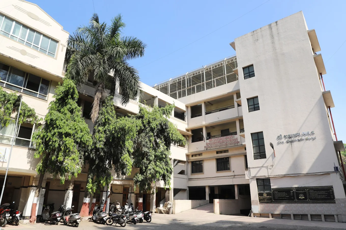 Sheth RN Shah English Medium Primary School — Somwar Peth campus