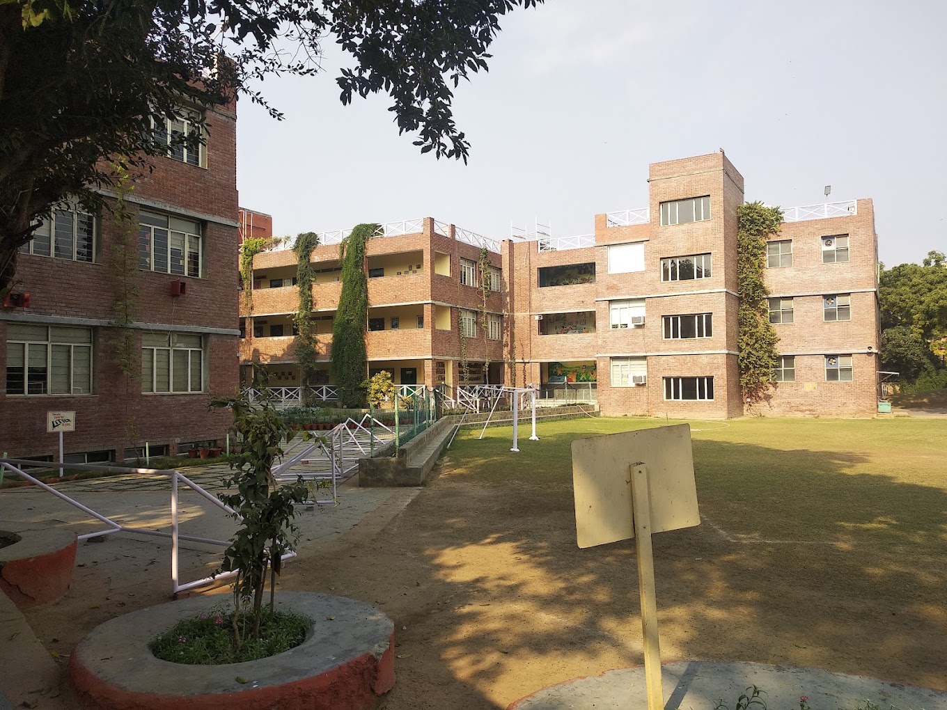 Cambridge Primary School — New Friends Colony campus