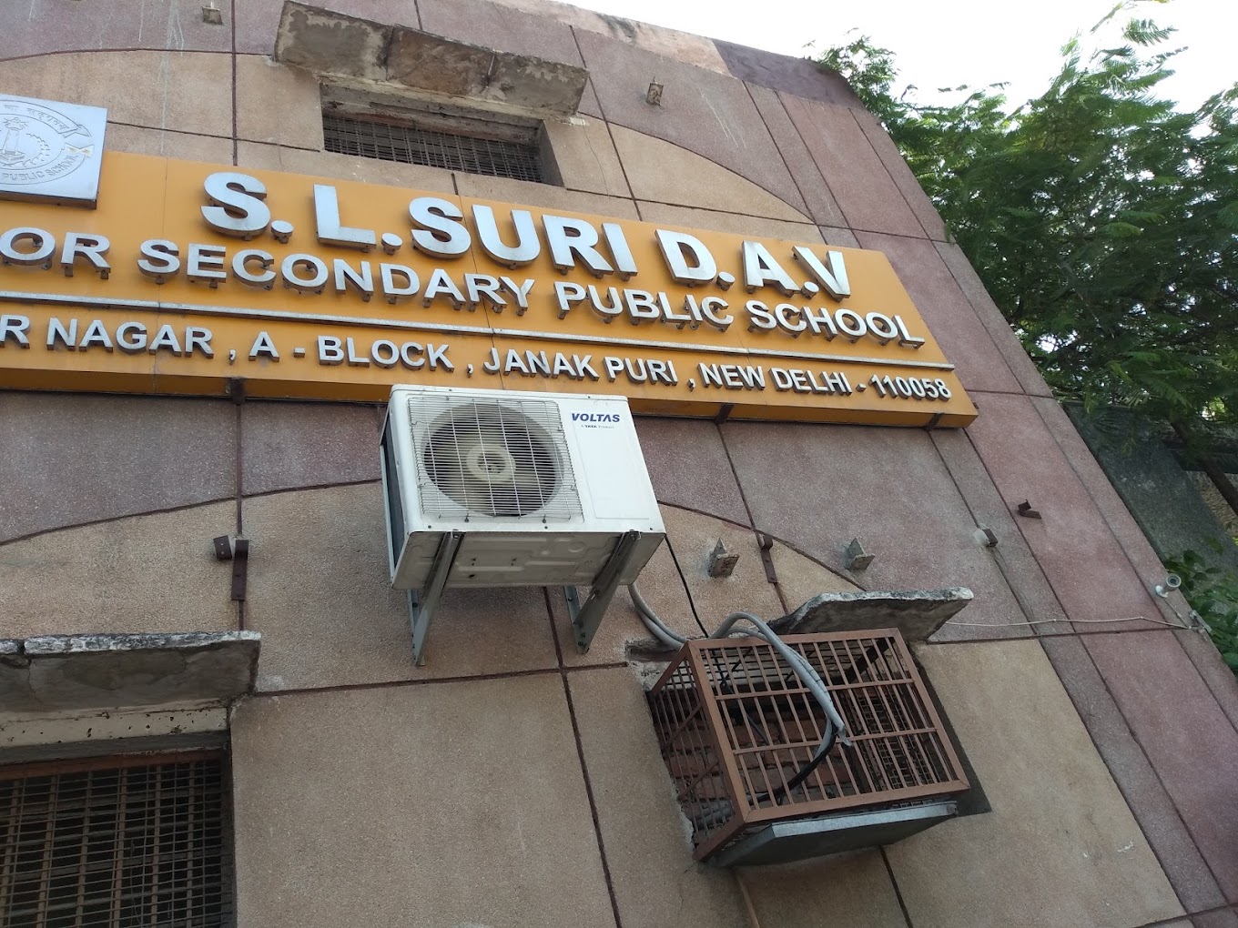S.L. Suri DAV Public School — Janakpuri campus