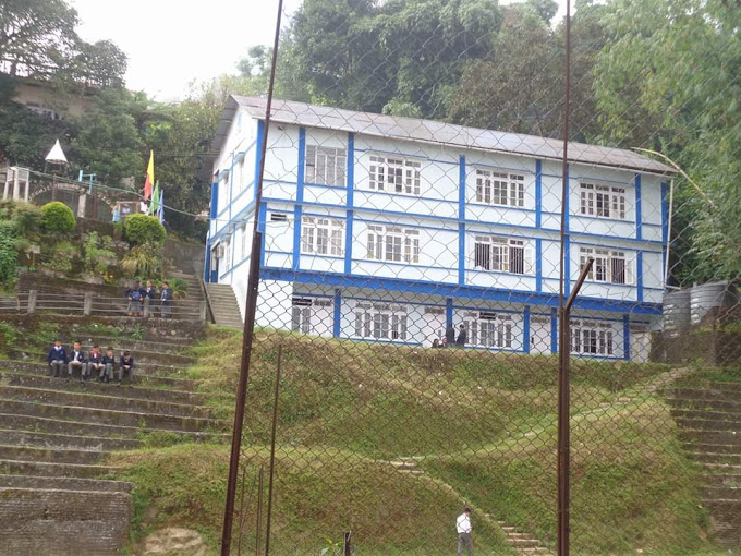 Lewis English School campus
