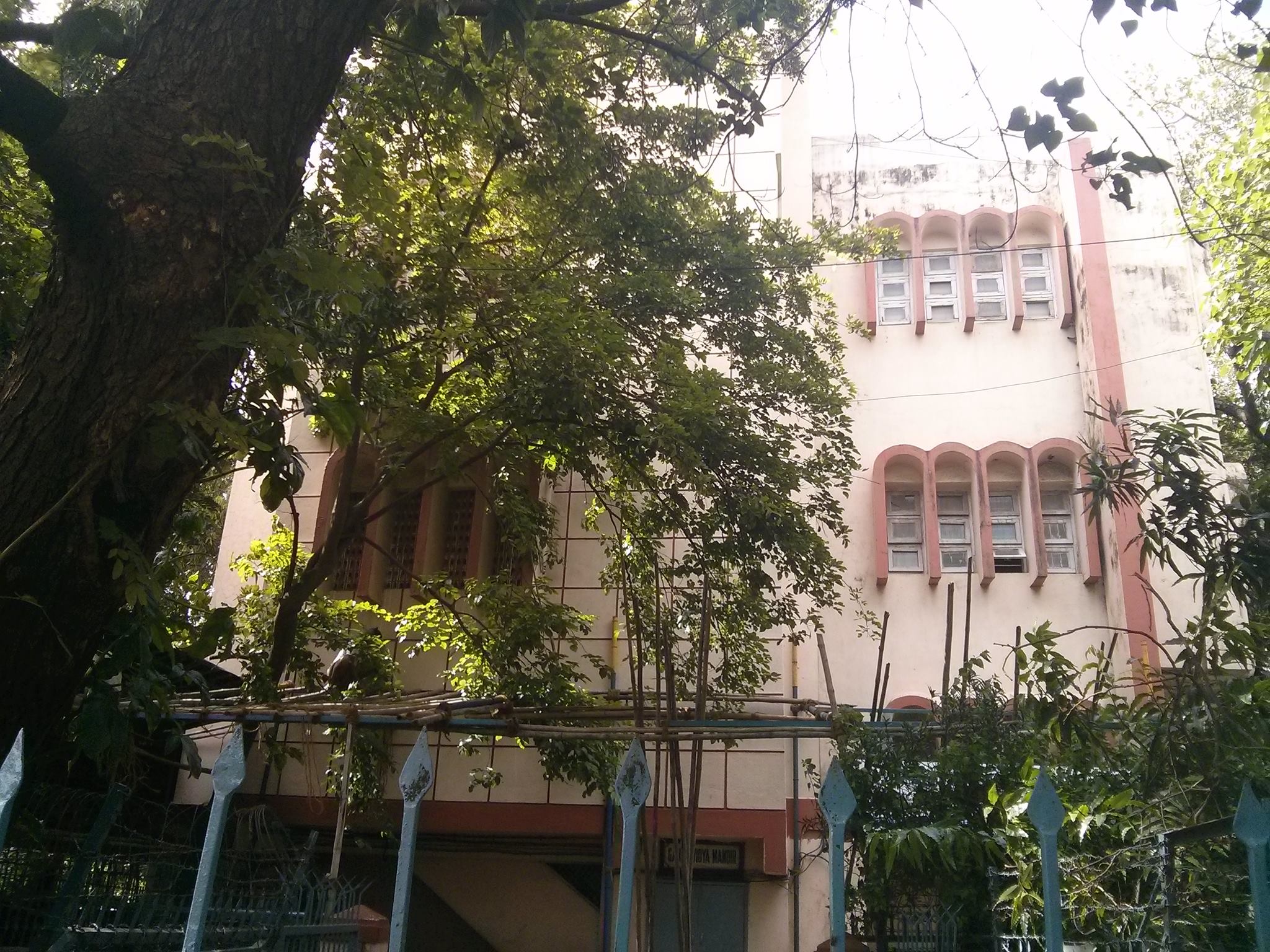 Smt Tulsibai Motoomal Hinduja National Sarvodaya High School And Junior College campus