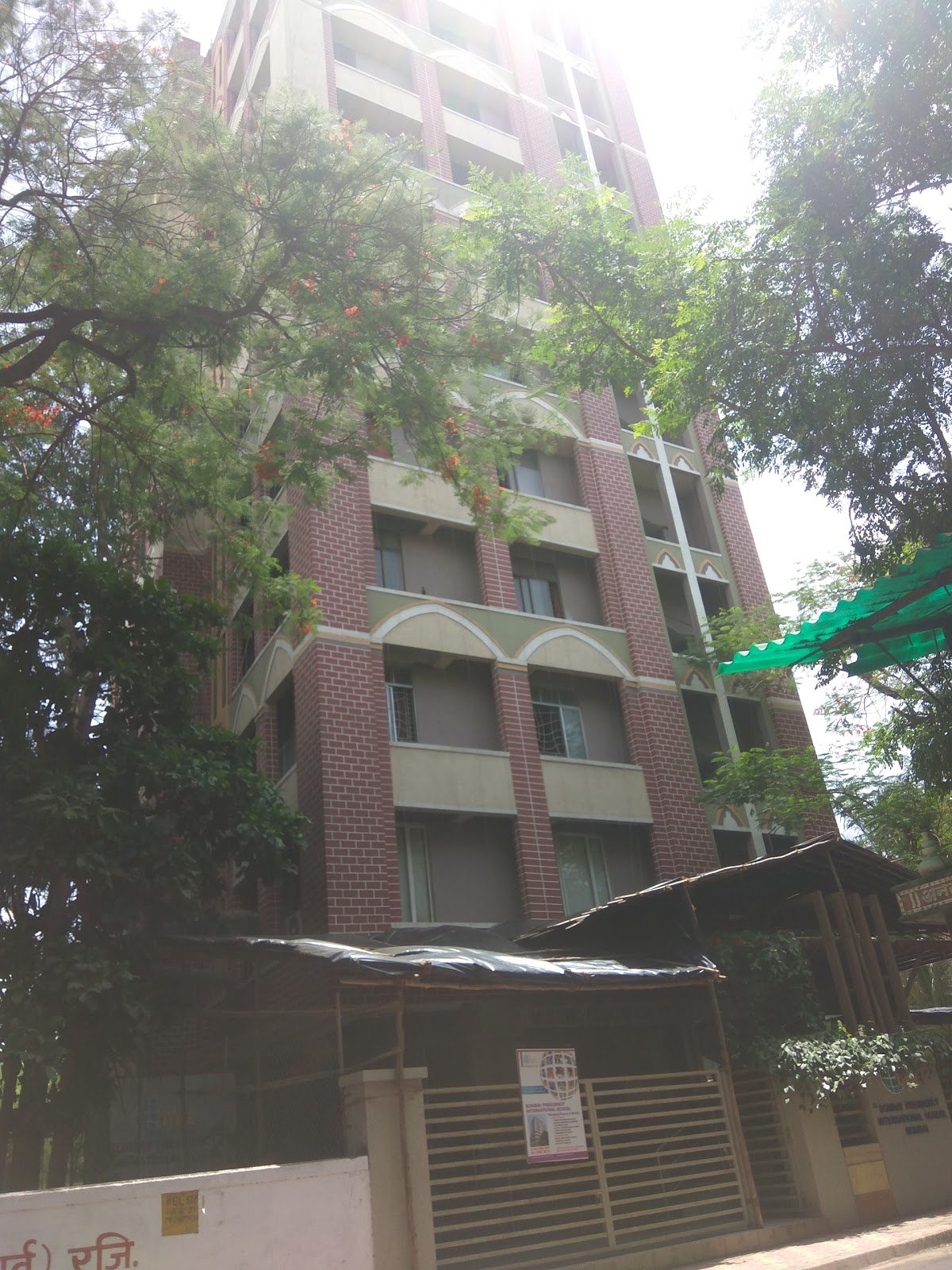 Dolphin Kids Pre- School And English Primary School — Mulund East campus
